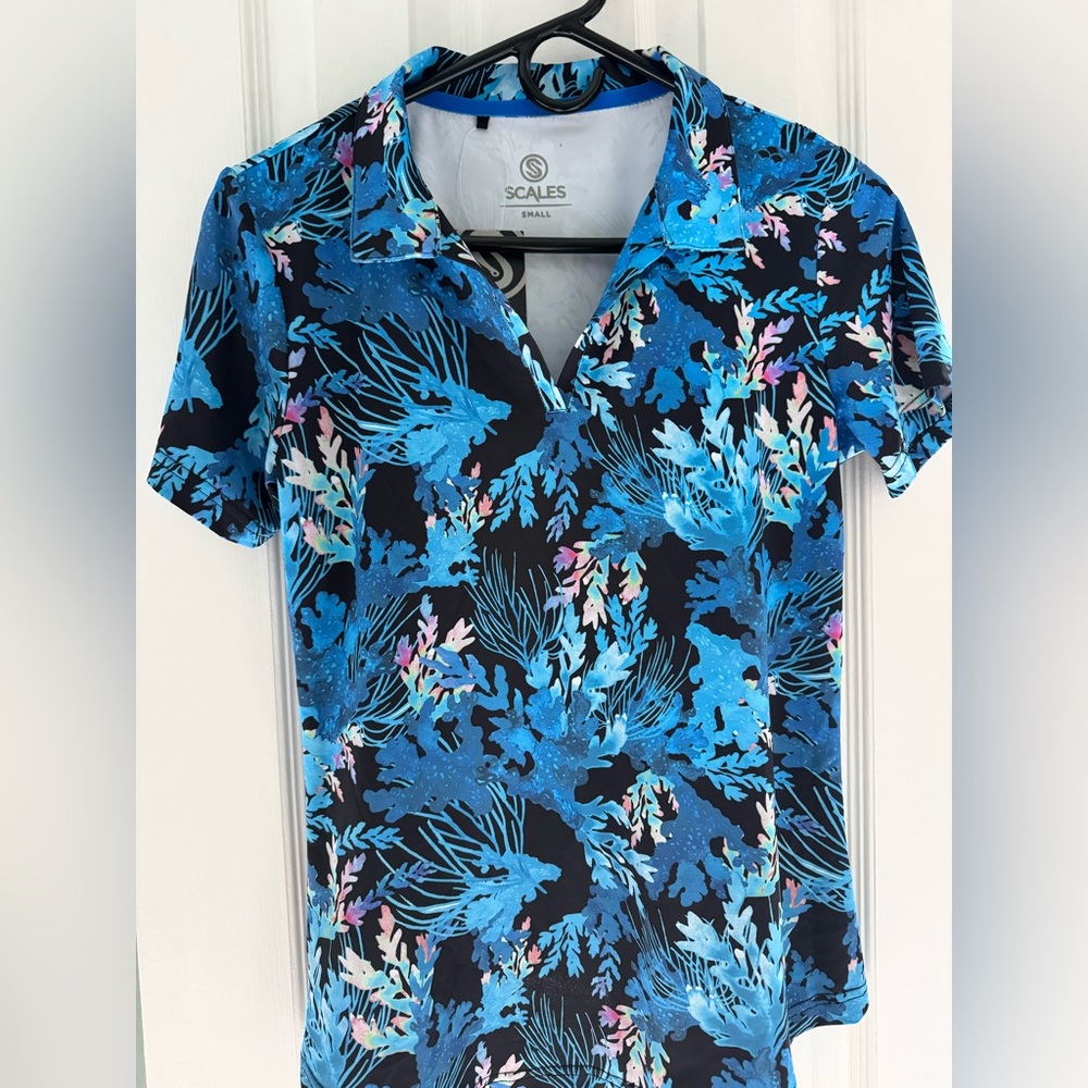Scales Women's Blue Floral Short Sleeve Tee